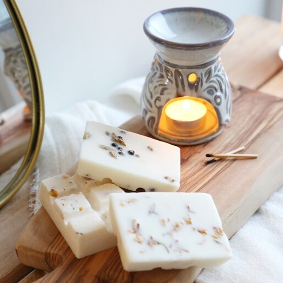 the candle brand wax melts and burner gift set 0v8a8419 1