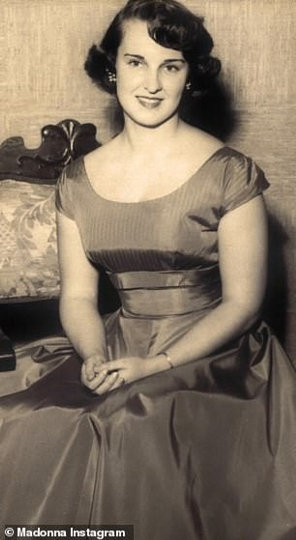 The singer shared a photo of her late mother on her Instagram account