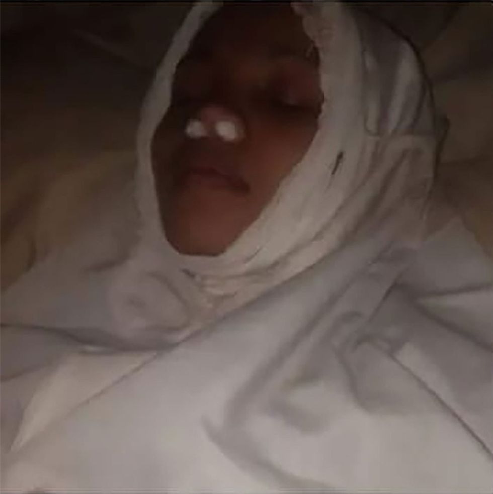 The snaps of L in a shroud were purportedly to make her