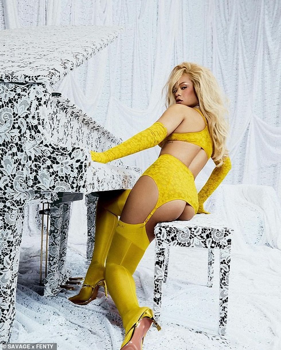 Themeluesi i Fenty Beauty kishte një shkëlqim të mrekullueshëm dhe një pamje magjepsëse grimi, e cila përbëhej nga një buzëkuq nudo me shkëlqim, bronz dhe qerpikë fals