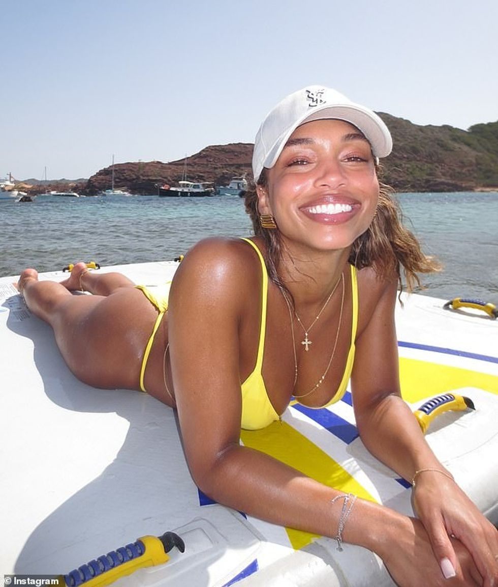 Themeluesja e kujdesit për lëkurën e SKN by LH tregoi figurën e saj të zbukuruar në palestër në dy pjesë, të cilën e plotësoi me një zinxhir trupi ari seksi.