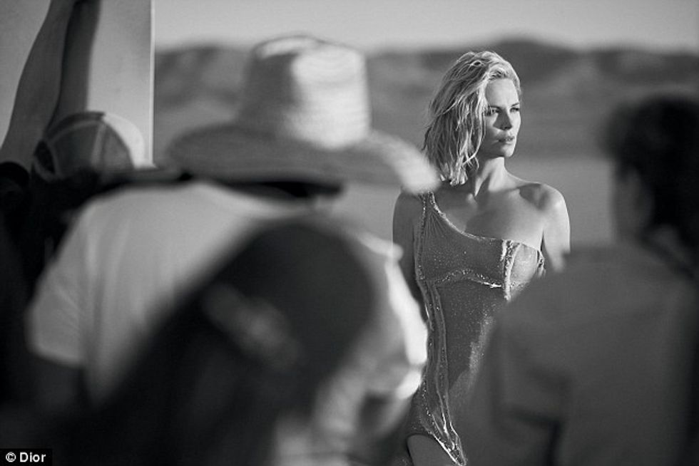 Theron dukej fantastike edhe në imazhet bardhezi.