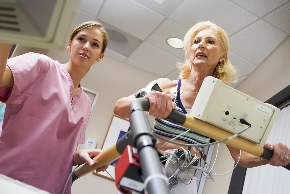 thi doctor monitoring the heart