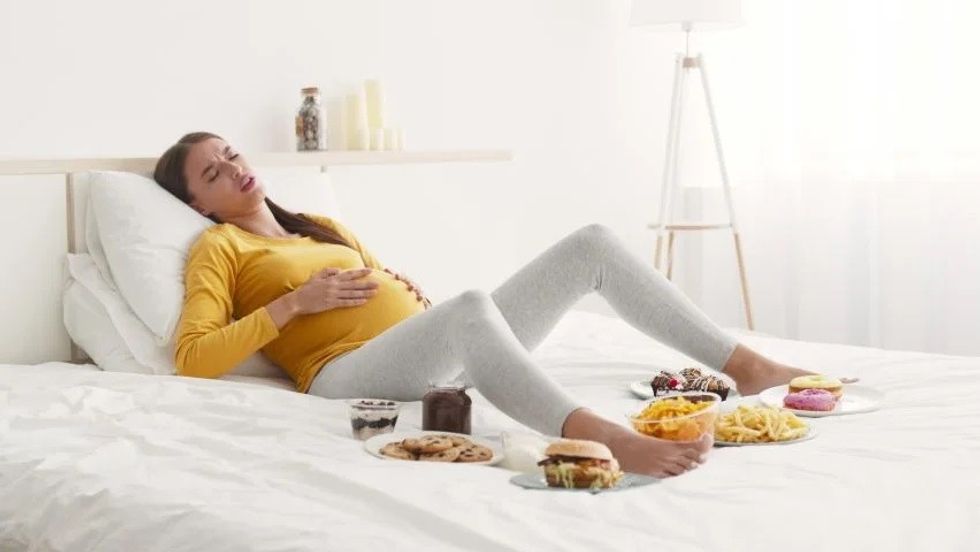 things to know about over eating of sugar during pregnancy