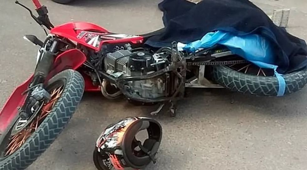 Tifoz i Argjentinës. Sebastian Oscar Maciel, 22 vjeç, ndërroi jetë pasi u mbyt për vdekje, kur flamuri që kishte mbështjellë rreth shpatullave i zunë në motoçikletë.
