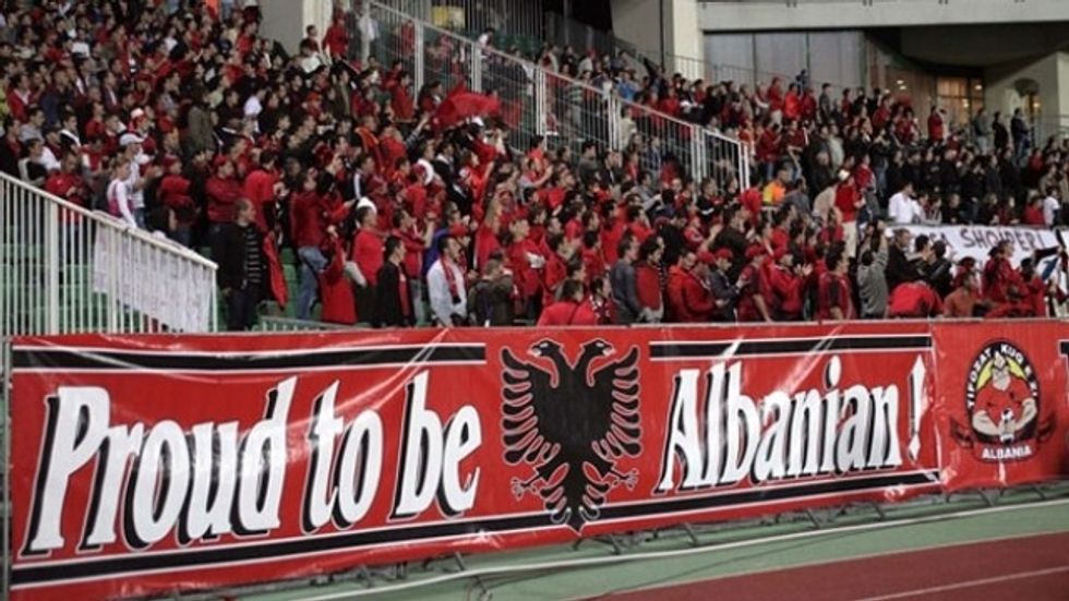 tifozat kuq e zi femrat i kontrollonin polic euml meshkuj na lan euml 5 or euml pa uj euml hd