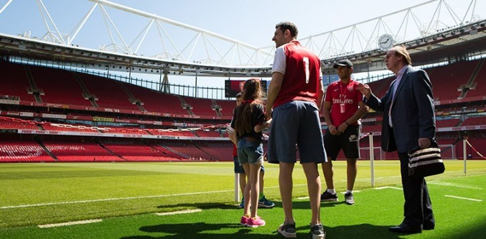 Tifozët e Arsenalit bëjnë një turne me një legjendë të klubit