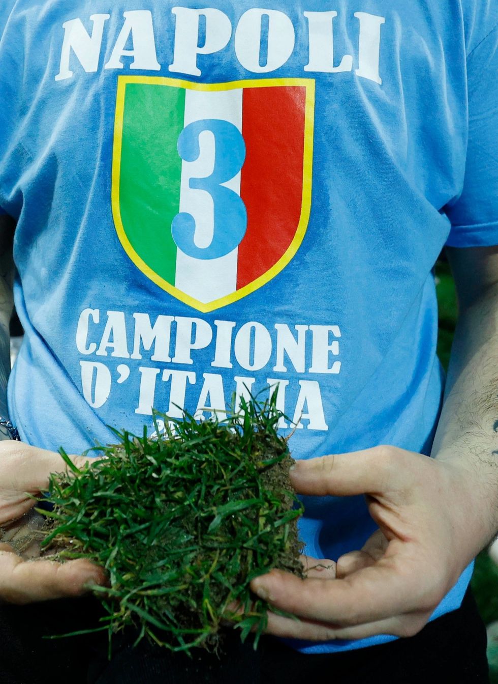 Tifozët e Napolit u panë duke marrë pjesë të fushës së Udineses pasi siguruan titullin e Serie A të enjten.