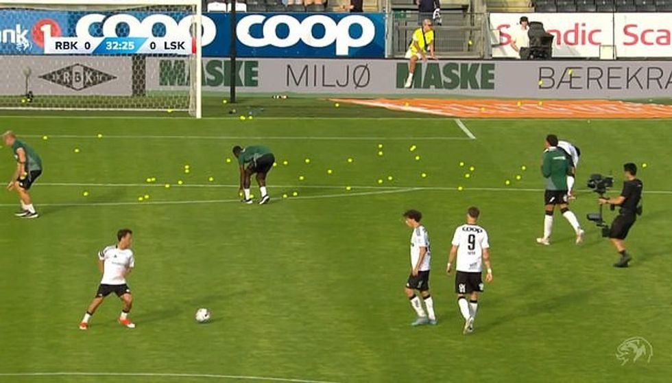 Tifozët hodhën topa tenisi dhe objekte të tjera në fushë teksa protestonin kundër VAR-it