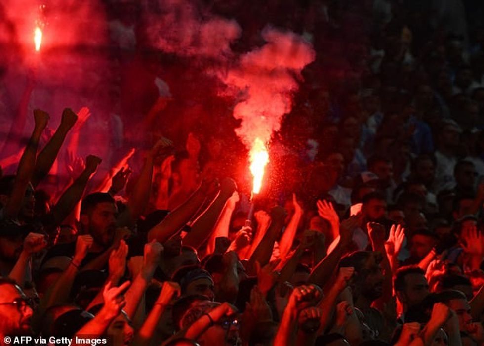 Tifozët kundërshtarë hodhën fishekzjarre dhe fishekzjarre ndaj njëri-tjetrit brenda në Stade Velodrome