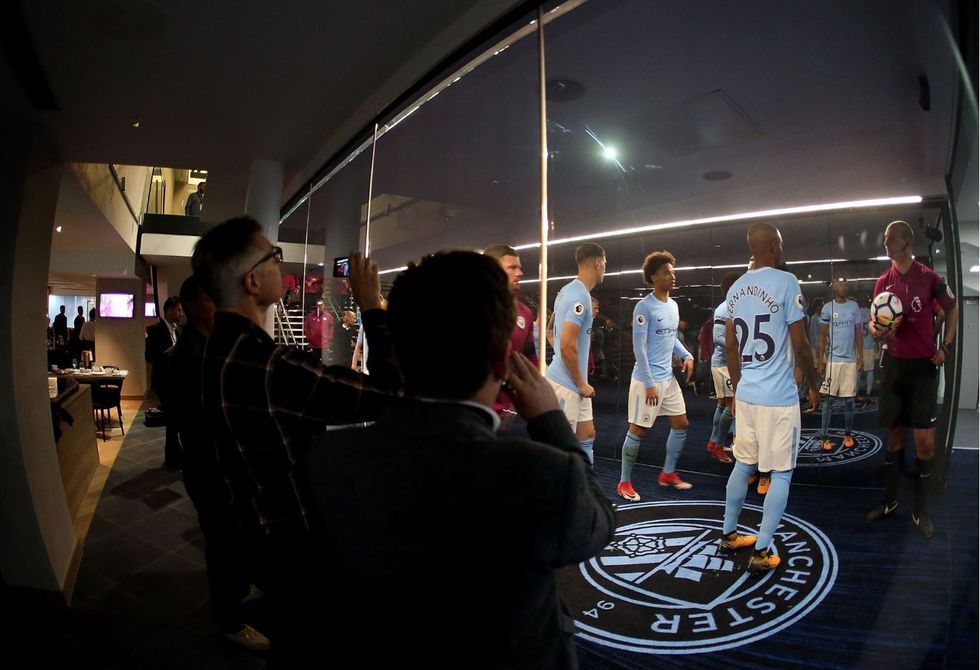 Tifozët në Man City mund të shikojnë lojtarët përmes një muri xhami