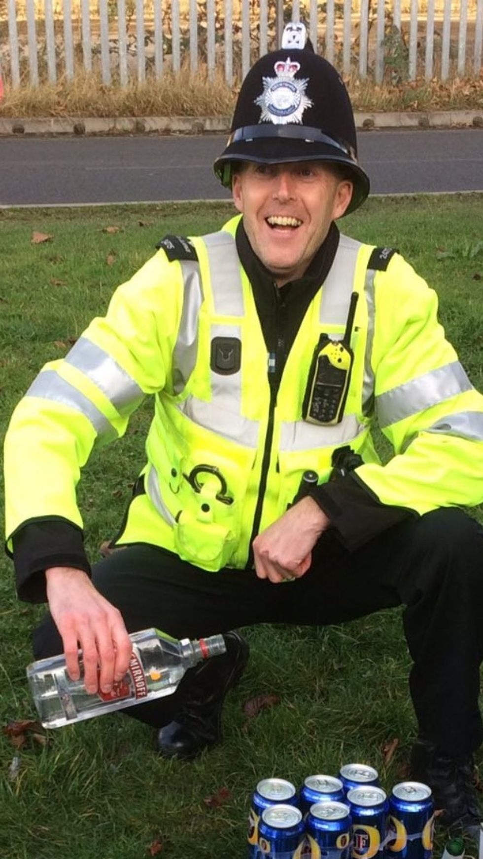 Tifozëve të futbollit iu konfiskua sasi e madhe alkooli shikoni reagimin e policit foto 2