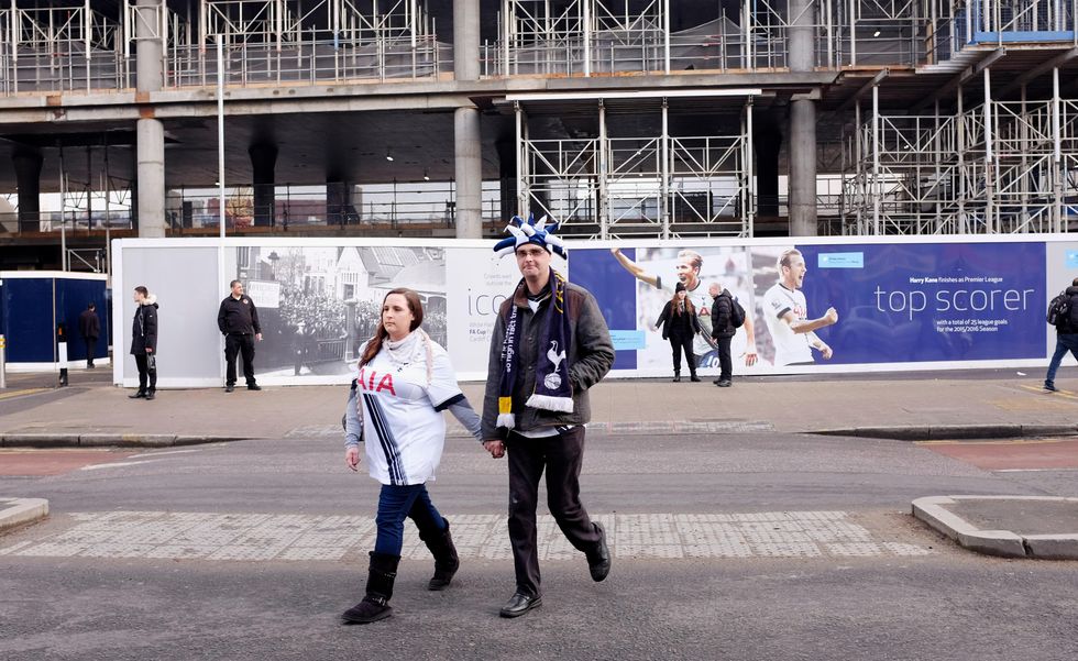 Tifozëve u është thënë të shmangin mbajtjen për dore në Katar