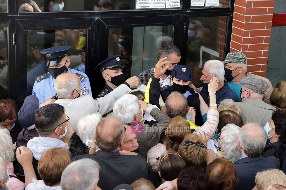 Tollovi e qytetareve per tu vaksinuar ne sallen 1Tetori foto Ridvan Slivova 20