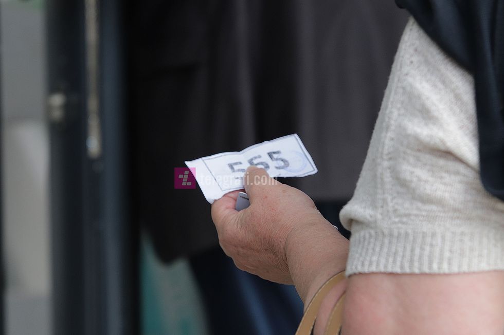 Tollovi e qytetareve per tu vaksinuar ne sallen 1Tetori foto Ridvan Slivova 24