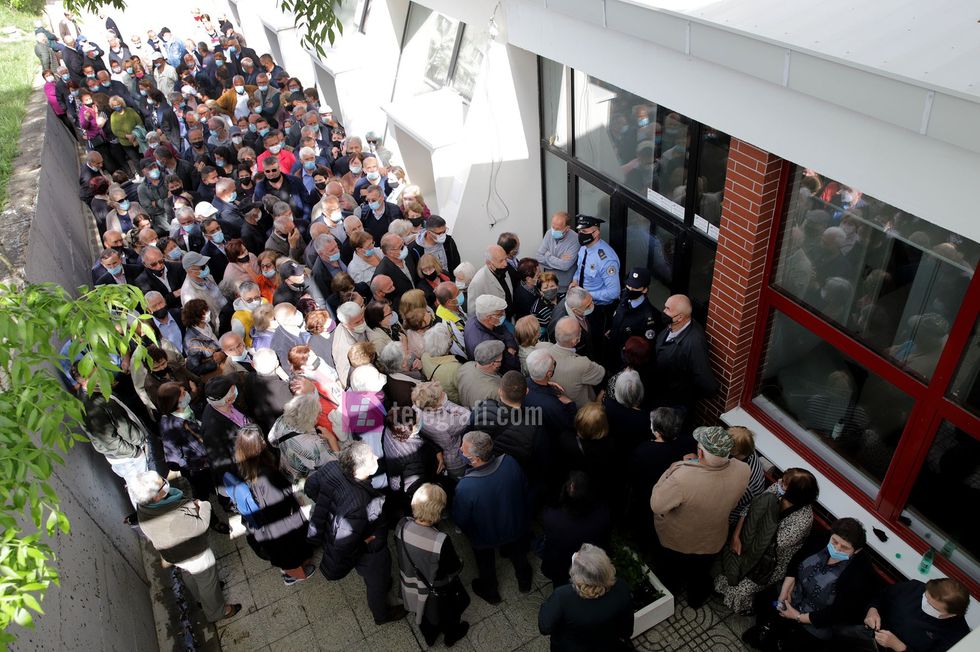 Tollovi e qytetareve per tu vaksinuar ne sallen 1Tetori foto Ridvan Slivova 4