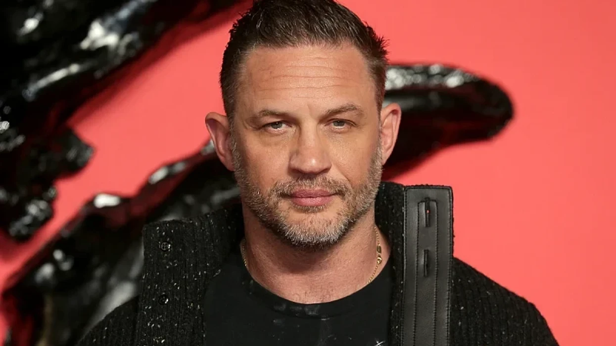 Tom Hardy ndez debat të nxehtë rreth setit fotografik në plazh: Disa e gjejnë trupin e tij perfekt, të tjerë jo aq shumë
