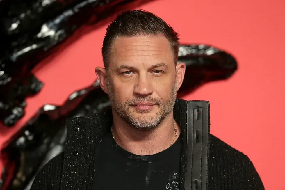 Tom Hardy ndez debat të nxehtë rreth setit fotografik në plazh: Disa e gjejnë trupin e tij perfekt, të tjerë jo aq shumë