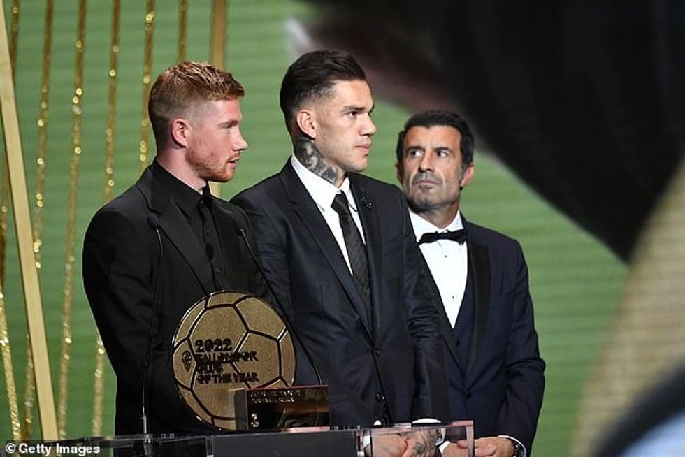 Toni Kroos mbeti i hutuar pasi Manchester City fitoi çmimin Topin e Artë për klubin e vitit.