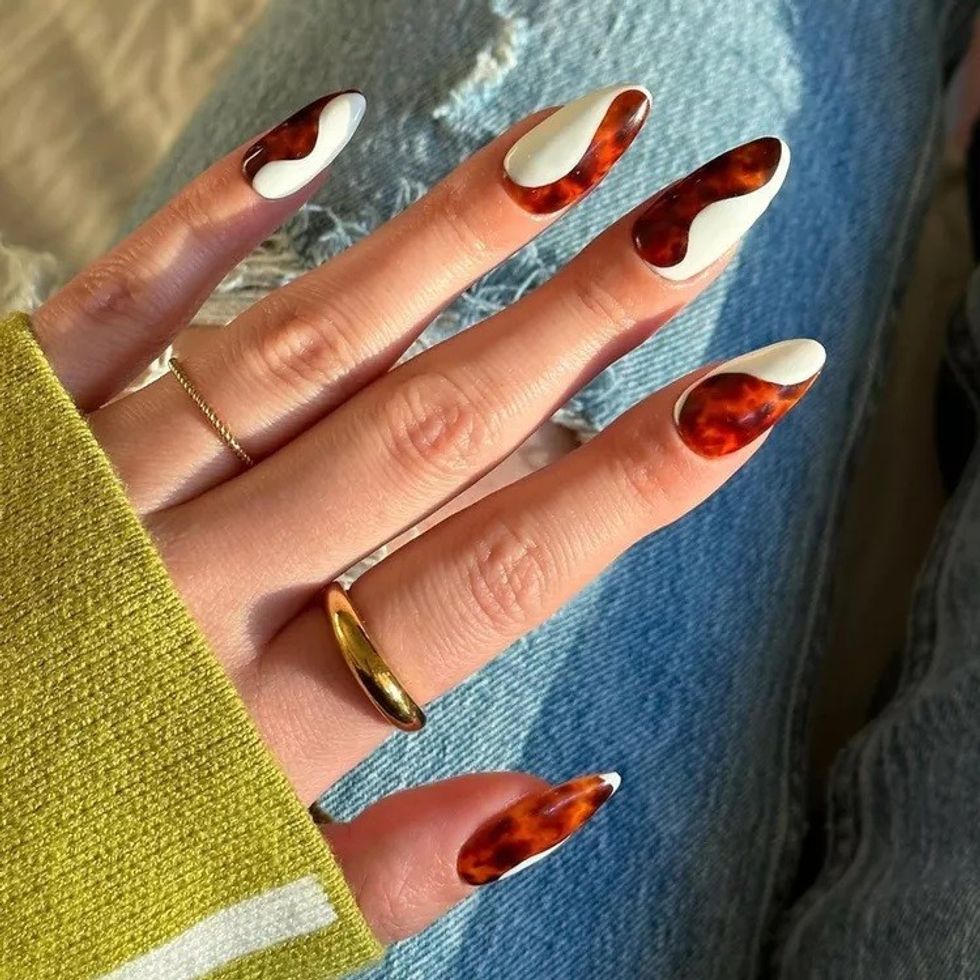 TortoiseshellandCreamNails 3dbdf13897a5467bb538b7ebf5b12759