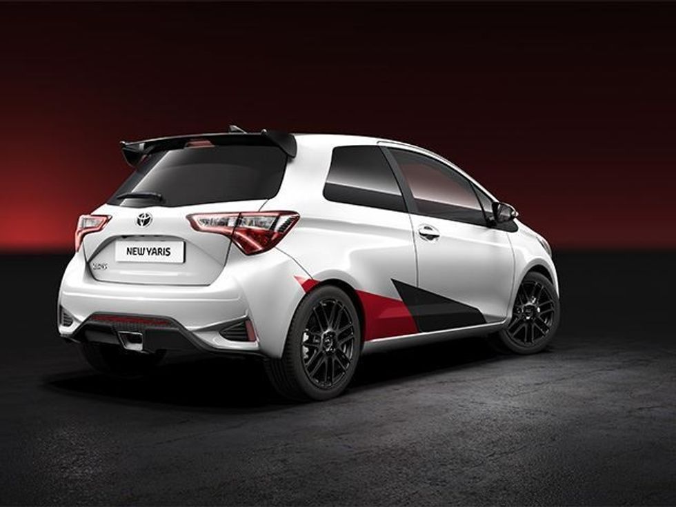 Toyota rikthen pas 17 vitesh modelin Yaris foto 2