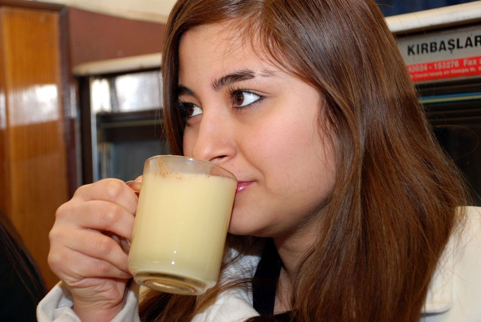 Tradicionalni turski napitak boza uglavnom se pije u zimsko doba jer je poznata po tome da grije tijelo, daje energiju i bogata je vitaminima B1, B2, B3, B6 i B12. (Muhsin ARSLAN - Anadolu Ajansı)