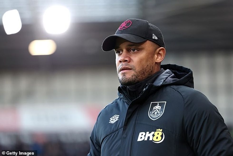 Trajneri i Burnley-t, Vincent Kompany, ka refuzuar të tërhiqet nga spekulimet e fundit