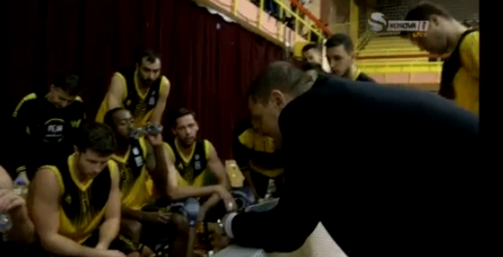 Trajneri i Pejës, Aleksandar Todorov, urdhëroi lojë me “pick and roll” jashtë trapezit në sulm, duke kërkuar Alban Veselin dhe duke hapur “shooterët” tjerë të gatshëm për të goditur në perimetër.