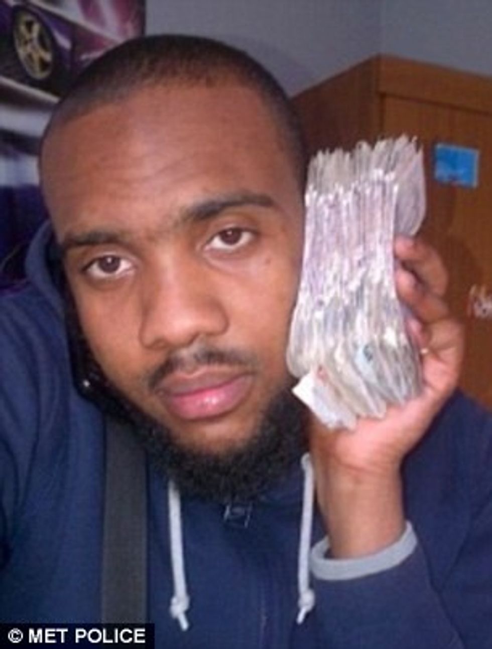 Tregojnë përmes rrjetit social paratë dhe gjërat e shtrenjta zbulohen se punojne me droge foto 3