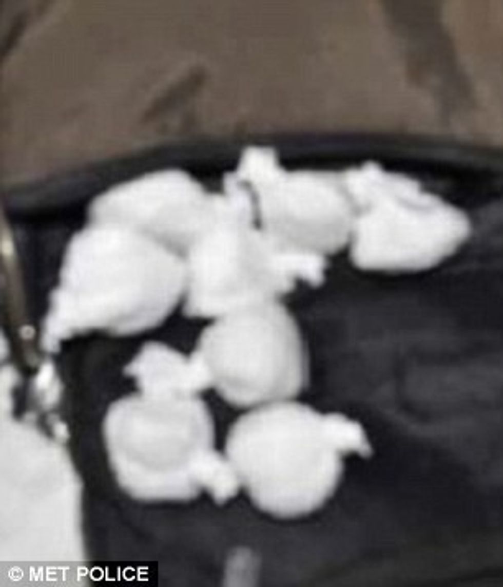 Tregojnë përmes rrjetit social paratë dhe gjërat e shtrenjta zbulohen se punojne me droge foto 4