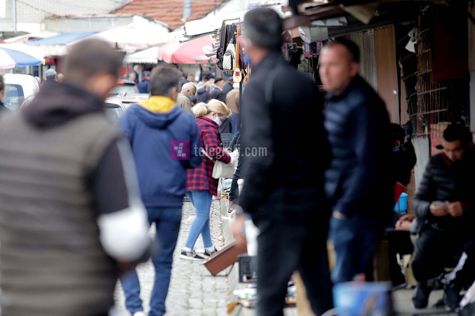 tregu i gjelbert i pemeve dhe perimeve pas heqjes se mases se karantines ne prishtine foto Ridvan Slivova 3