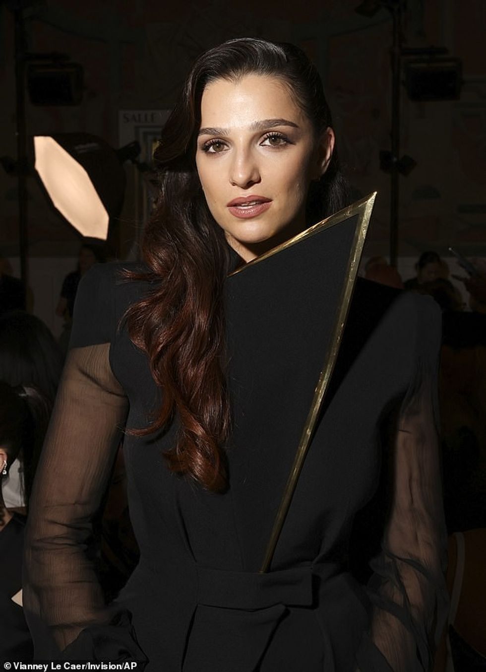 Treshat e errëta të Marisës ishin stiluar me kaçurrela voluminoze për spektaklin