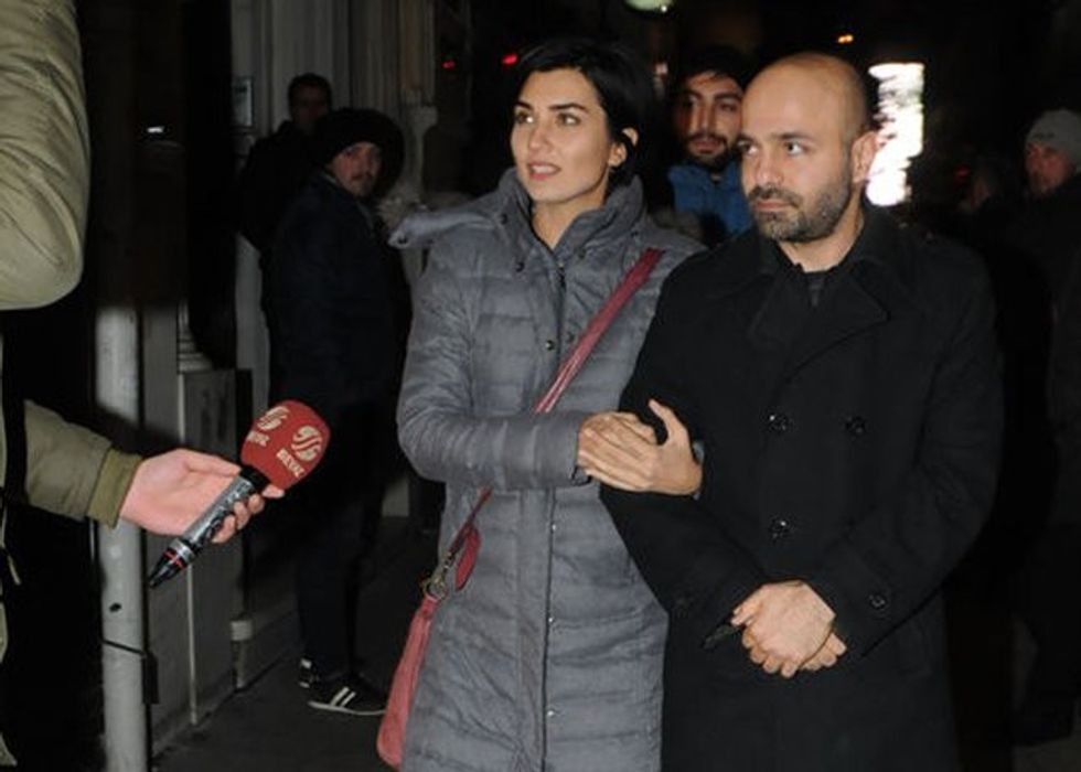tuba buyukustun rol arkadasi erkan avci ile 9077751 8339 m