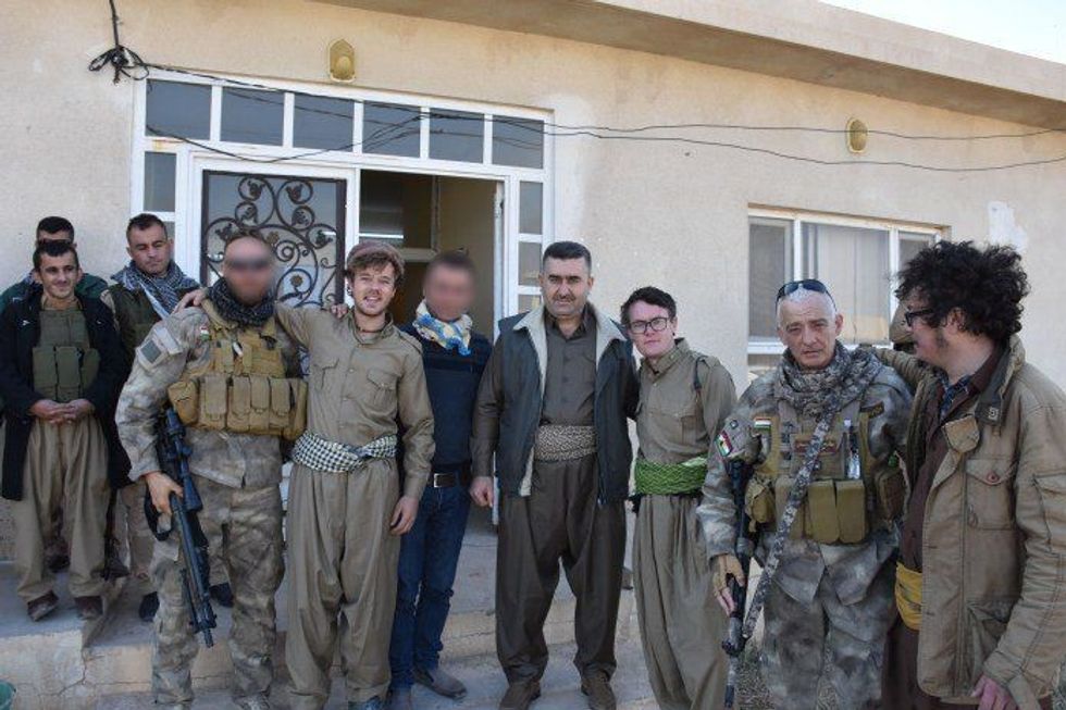 Turistët e dehur gjeten veten ne vijen e pare te frontit ne lufte foto 4