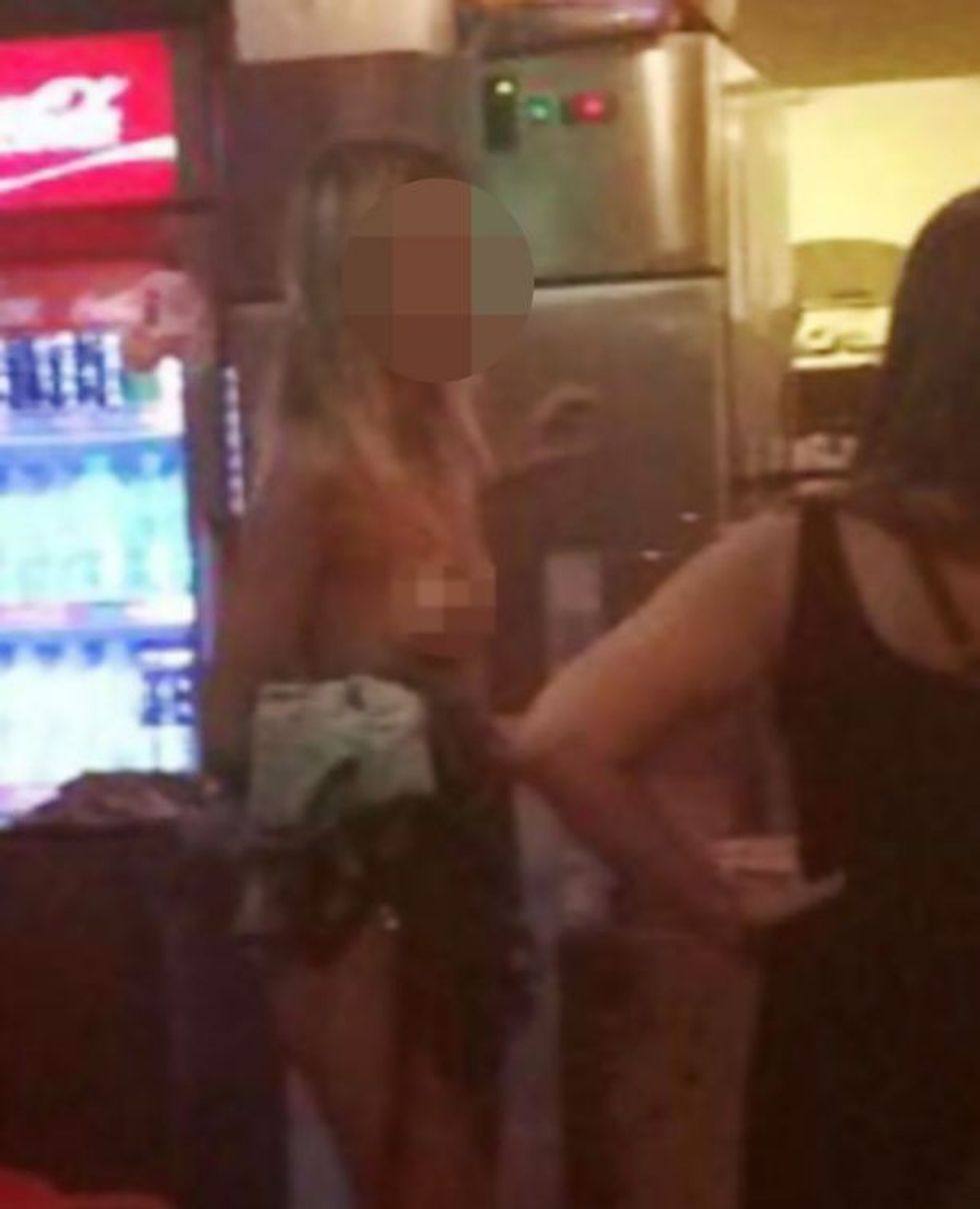 Turistet e zhveshura presin ne radhe per te blere ushqim foto 2