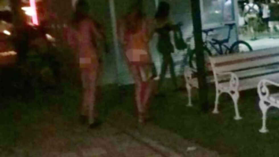 Turistet e zhveshura presin ne radhe per te blere ushqim foto 3