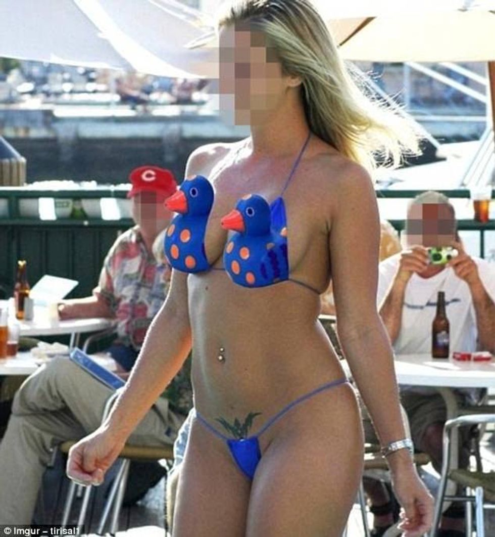 Turistët me kostumet më të çuditshme për plazh foto 4