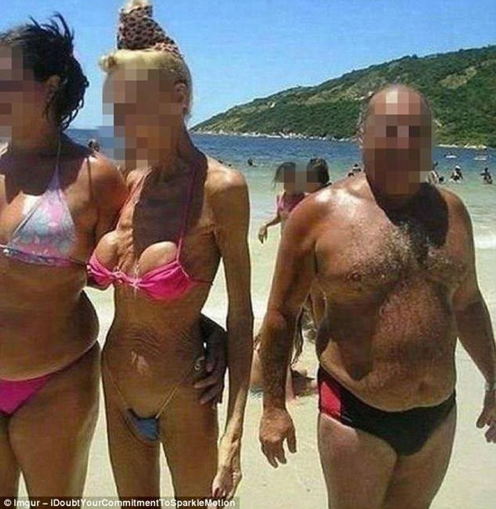 Turistët me kostumet më të çuditshme për plazh foto 5