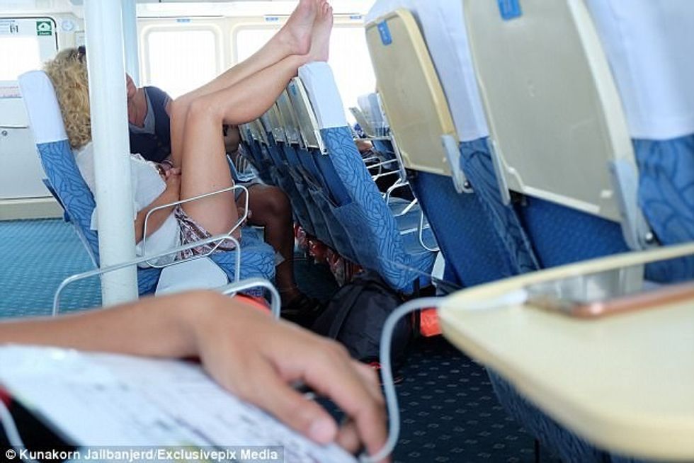 Turistëve u kërkohet të kenë më shumë respekt sidomos me vendosjen e kembeve foto 2