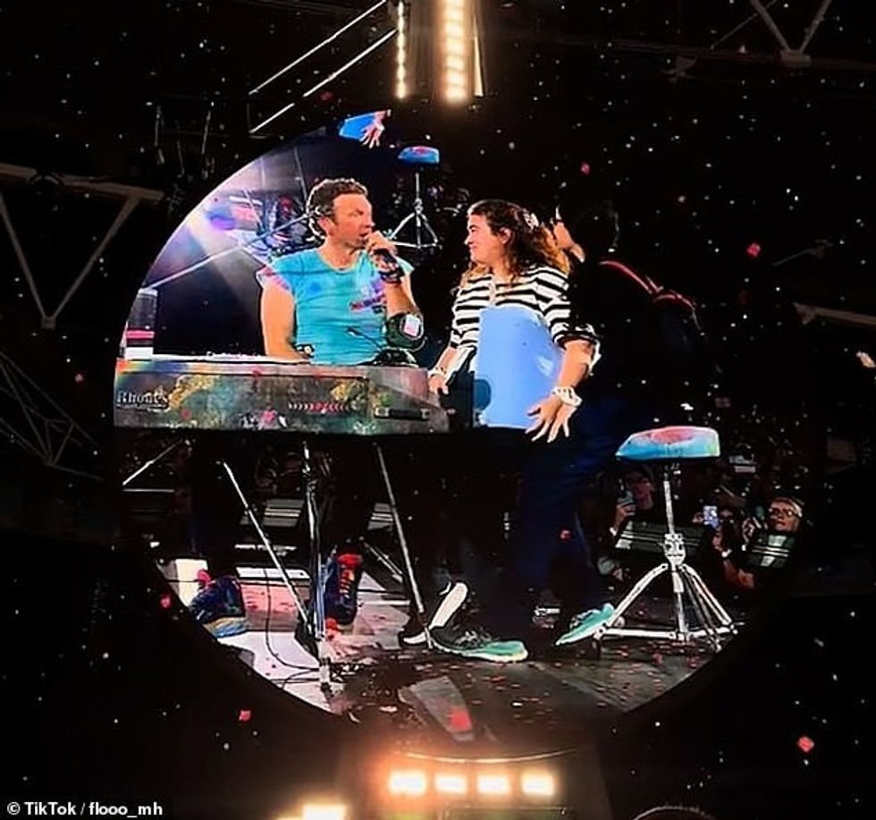 Turneu i grupit me fitime të larta nuk ka ardhur pa probleme, megjithatë, me vokalistin Chris Martin që u përball me kritika të ashpra të dielën e kaluar pasi tifozët izraelitë u fishkëllyen nga pjesëmarrësit në koncert.