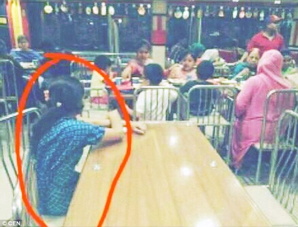 Turpërohen familjarët e pasur që e kishin lënë shërbëtoren e vetmuar në tavolinën tjetër foto 2