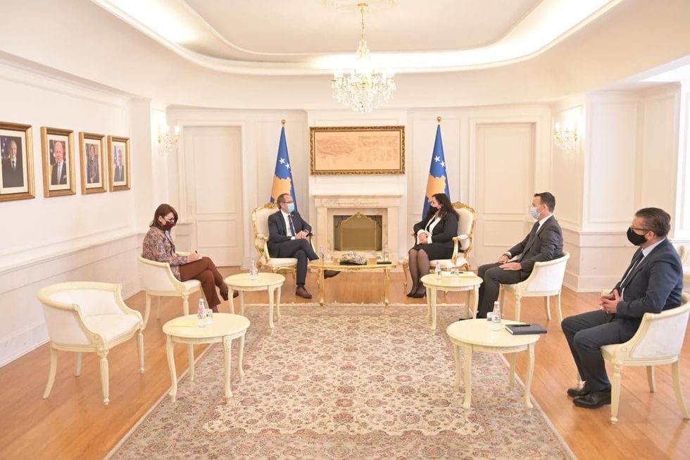 U.d. e Presidentes se Kosoves Vjosa Osmani priti ne takim kryeministrin Avdullah Hoti 2