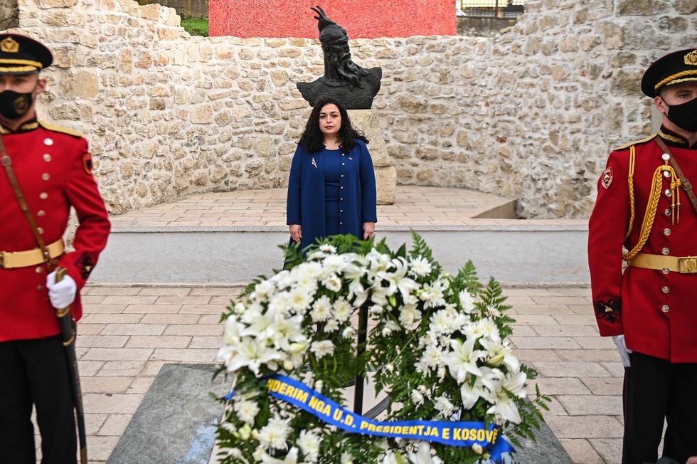 U.d. Presidentja e Kosoves dr.Vjosa Osmani beri homazhe te Memoriali i Skenderbeut ne Lezhe 1