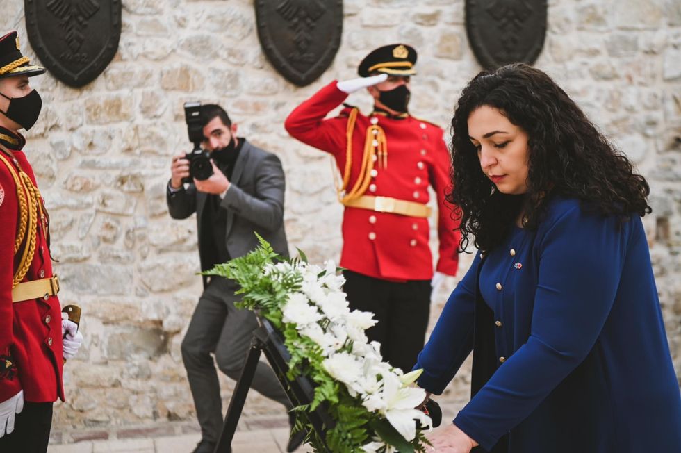 U.d. Presidentja e Kosoves dr.Vjosa Osmani beri homazhe te Memoriali i Skenderbeut ne Lezhe 5