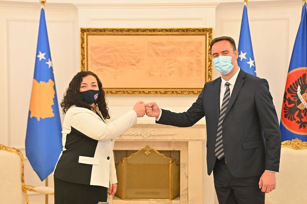 U.d. Presidentja e Kosoves znj. Vjosa Osmani ia dorezoi detyren e u.d. Presidentit z.Glauk Konjufca 1