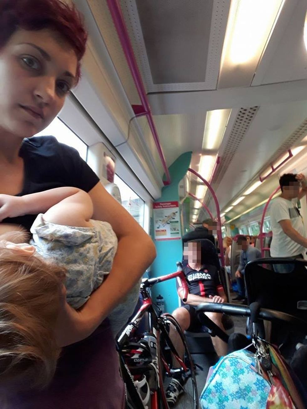 Udhëtarët e trenit nuk ia lëshuan karrigen një nëne qe ushqente femijen me gji foto 2