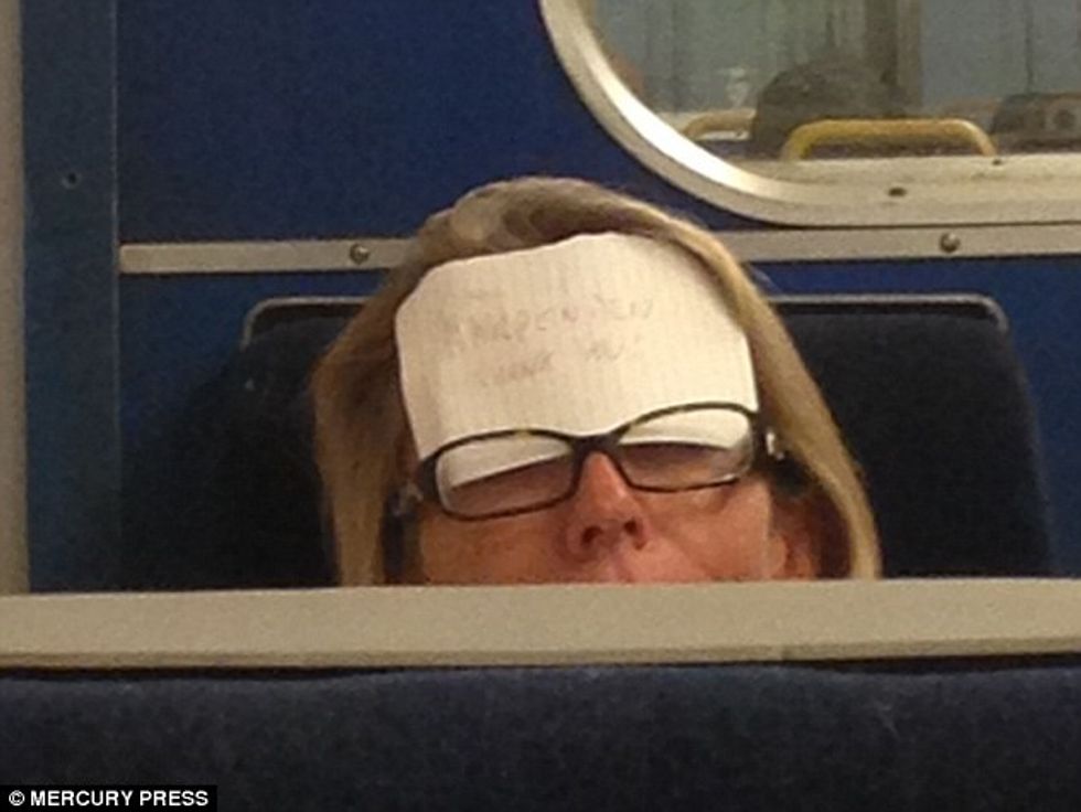 Udhëtarja me mënyrën veçantë per ta zgjuar nga gjumi ne stacionin e duhur foto 2