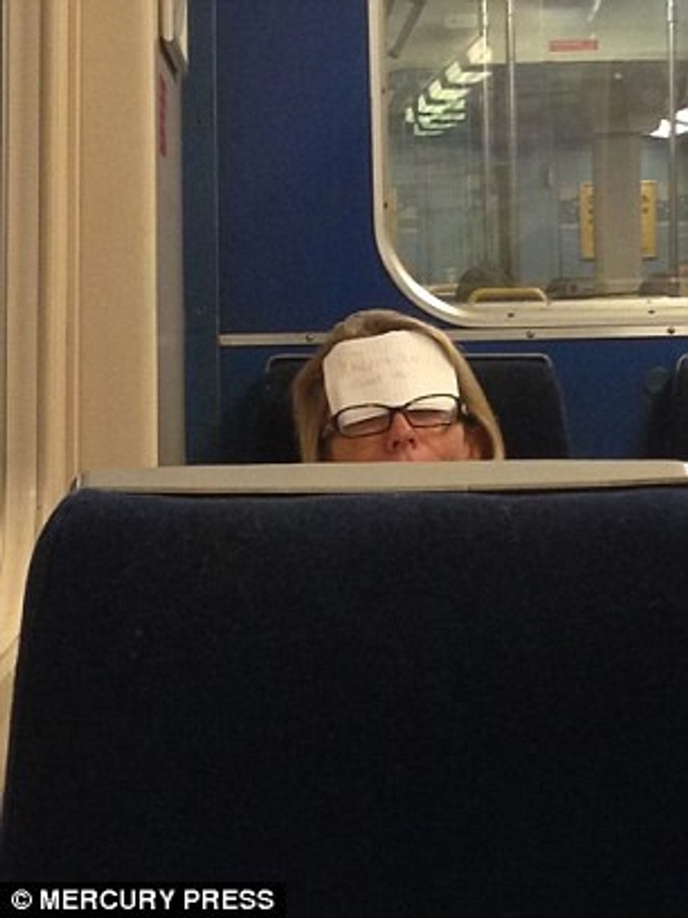 Udhëtarja me mënyrën veçantë per ta zgjuar nga gjumi ne stacionin e duhur foto 3