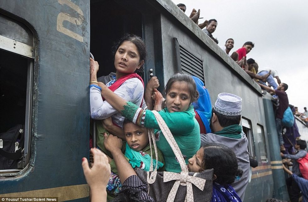 Udhëtimi i vështirë sipër trenave të mbingarkuar foto 4