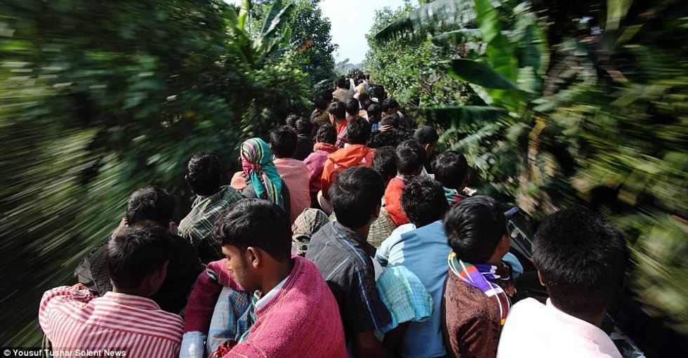 Udhëtimi i vështirë sipër trenave të mbingarkuar foto 6